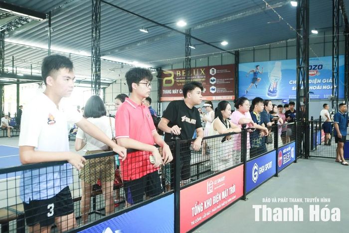 Các cổ động viên chăm chú theo dõi trận đấu.