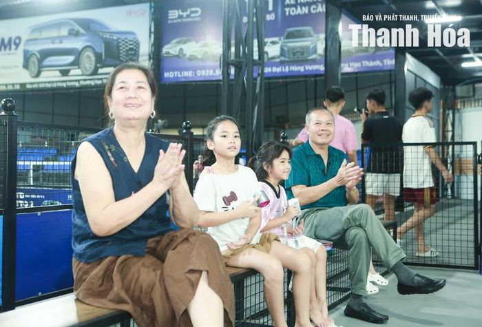 Trong bầu không khí náo nhiệt của giải đấu, bà Lê Thị Khang (phường Đông Quang) cùng cả gia đình đã đến cổ vũ cho em Lê Nguyễn Tiến Dũng (SN 2017), VĐV nhỏ tuổi nhất của giải. “Tôi tuy đã lớn tuổi nhưng khi đến đây cổ vũ cho cháu trai, hòa mình vào không khí cổ vũ sôi động này thấy mình như trẻ lại. Cháu còn nhỏ nhưng thi đấu rất quyết tâm. Pickleball không chỉ dạy cháu tính kiên trì, tinh thần thể thao cao thượng mà còn là cơ hội để cả gia đình chúng tôi thêm gắn kết, cùng nhau chia sẻ những khoảnh khắc đáng nhớ”, bà Khang cho biết.