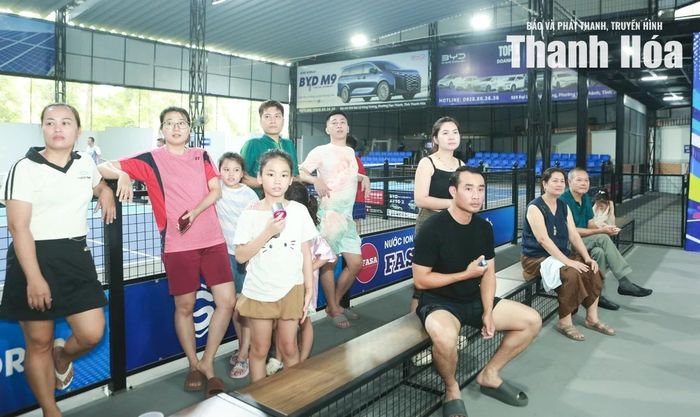 Ngoài sân, ông bà, bố mẹ cùng hướng về sân đấu, hồi hộp theo từng đường bóng của con em mình. Tiếng hò reo, những tràng pháo tay không ngớt đã trở thành nguồn động lực lớn, giúp các vận động viên nhỏ tuổi thi đấu tự tin, thăng hoa.