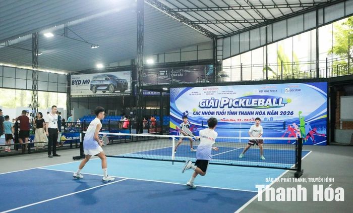Ngay từ sáng sớm, khuôn mặt của từng vận động viên (VĐV) đều rạng rỡ niềm háo hức. Những tiếng bóng nảy giòn tan trên mặt sân, tiếng giày ma sát vang lên xen lẫn tiếng hô quyết tâm của các cặp đấu đã tạo nên một bản hòa tấu thể thao vô cùng sinh động.