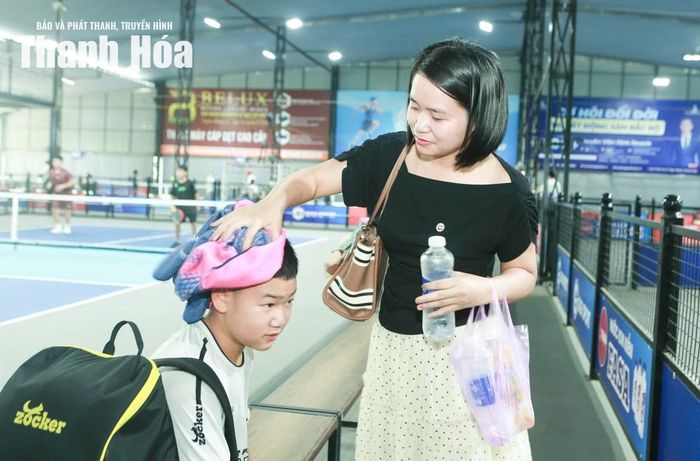 Đưa em Lê Anh Nhật đến sân từ sớm để thi đấu nội dung đơn nam lứa tuổi U11, chị Nguyễn Thị Thu Trang (phường Hạc Thành) cho biết: “Tôi biết thông tin của giải đấu thông qua Báo và Phát thanh, Truyền hình Thanh Hóa và đã đăng ký cho con tham gia. Thấy con nỗ lực từng đường bóng và trưởng thành qua từng trận đấu, người làm bố mẹ như tôi cảm thấy vô cùng hạnh phúc. Giải đấu thực sự là một sân chơi bổ ích cho lứa tuổi học sinh".