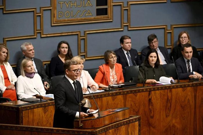 Thủ tướng Petteri Orpo đã đọc tuyên bố của chính phủ trước Quốc hội về kế hoạch hỗ trợ có điều kiện trị giá 35 triệu euro cho dự án sân vận động Garden Helsinki trong bối cảnh các cáo buộc tham nhũng. Ảnh: Quốc hội Phần Lan.
