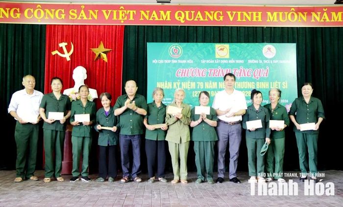 Đại diện lãnh đạo Hội Cựu TNXP tỉnh và đơn vị đồng hành trao quà tặng cựu thanh niên xung phong.