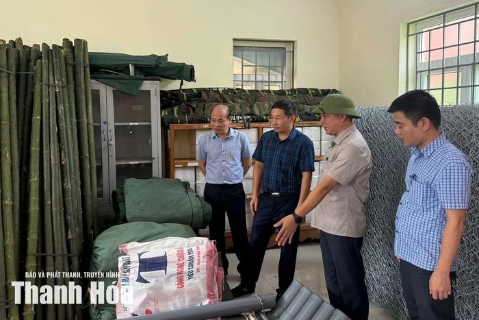 Đoàn công tác kiểm tra kho vật tư phục vụ công tác phòng, chống thiên tai tại xã Ngọc Lặc.
