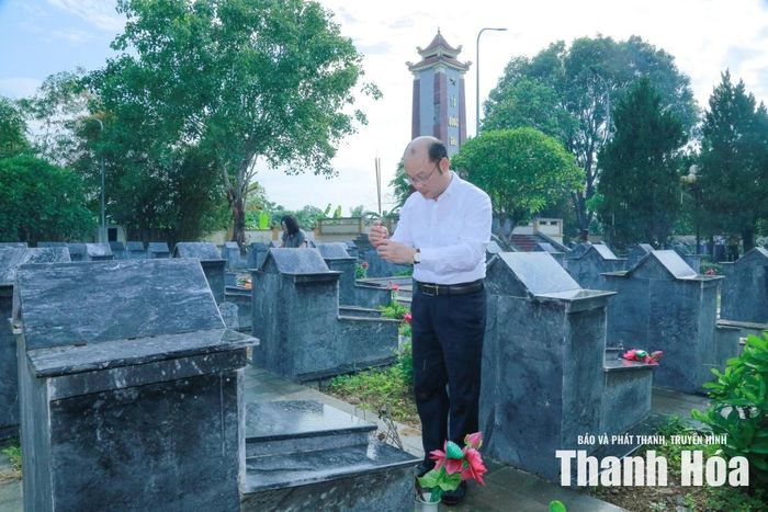 Phó Chủ tịch UBND tỉnh Cao Văn Cường thắp hương lên các phần mộ liệt sĩ.