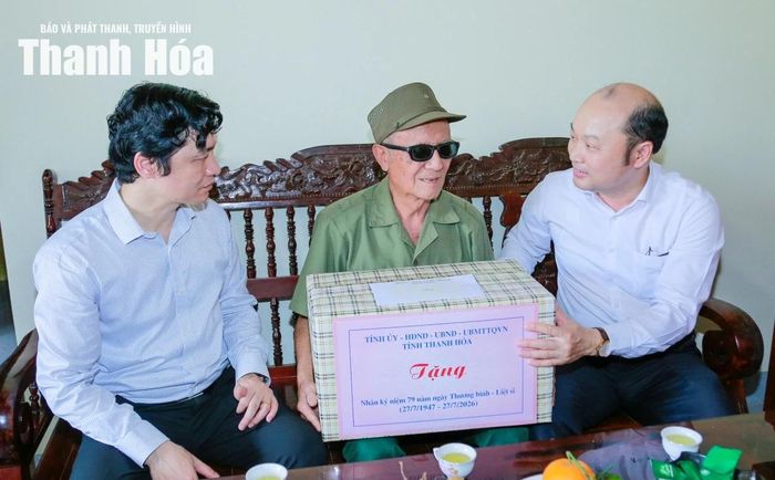 Phó Chủ tịch UBND tỉnh Cao Văn Cường tặng quà cho ông Hoàng Hồng Tăng, người nhiễm chất độc hóa học bị mù cả hai mắt.