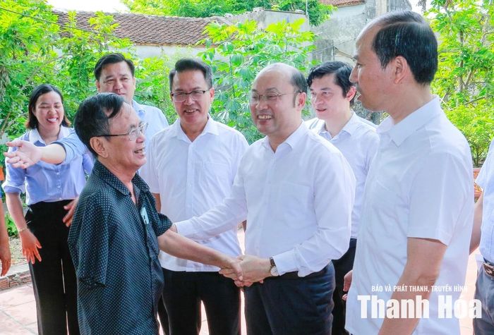 Phó Chủ tịch UBND tỉnh Cao Văn Cường thăm hỏi thương binh Ngọ Viết Hội.