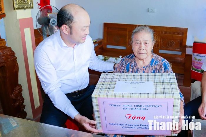 Phó Chủ tịch UBND tỉnh Cao Văn Cường tặng quà cho thương binh Chung Thị Hộ.