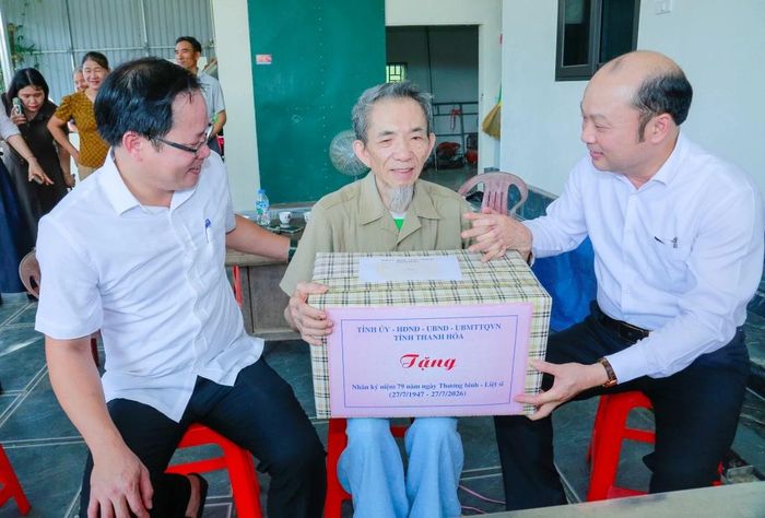 Phó Chủ tịch UBND tỉnh Cao Văn Cường tặng quà cho thương binh Trương Nho Tần.