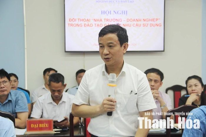 Đại diện lãnh đạo Trường Đại học Hồng Đức phát biểu tại hội nghị.