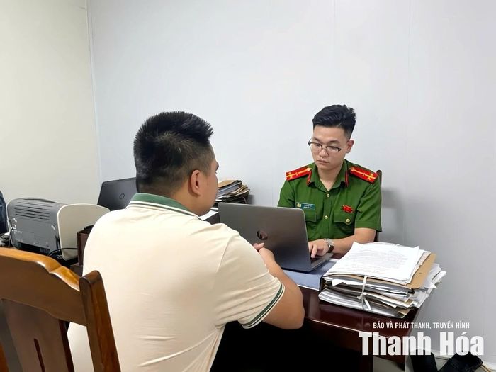 Đối tượng nằm trong đường dây mua bán nước hoa giả trên sàn thương mại điện tử làm việc với cơ quan chức năng.