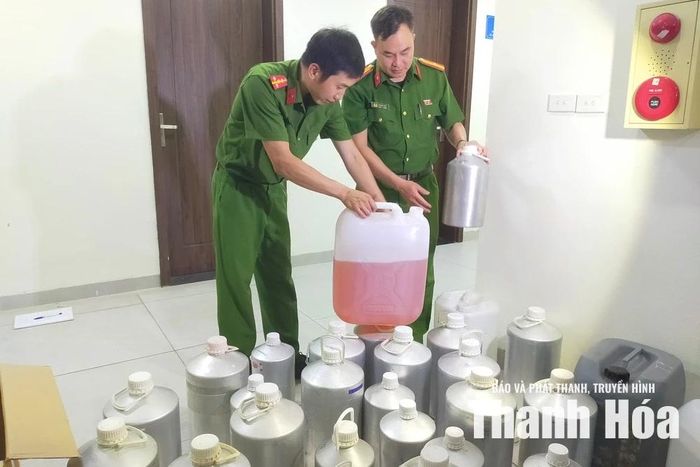 Một lượng lớn hương liệu đầu vào đã được bỏ ngoài sổ sách để bán cho các đối tượng thuộc đường dây sản xuất nước hoa giả.