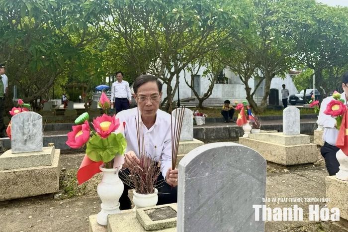 Phó Chủ tịch UBND tỉnh Đầu Thanh Tùng thắp hương lên các mộ liệt sĩ.