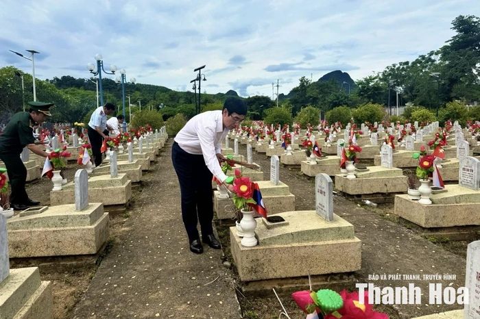 Trưởng Ban Nội chính Tỉnh ủy Nguyễn Ngọc Tiến và các đại biểu thắp hương lên các mộ liệt sĩ.