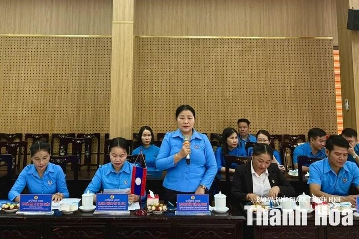 Chủ tịch Liên hiệp Công đoàn tỉnh Hủa Phăn thông tin về hoạt động của công đoàn tỉnh.
