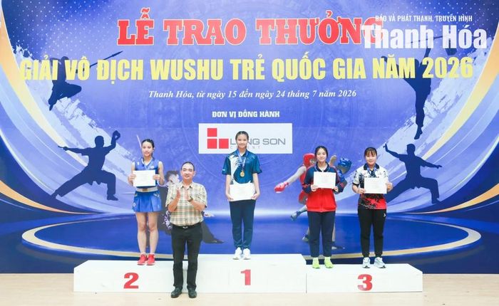 Ban Tổ chức trao giải nhất, nhì, ba nội dung Sanda 65kg nữ nhóm A.