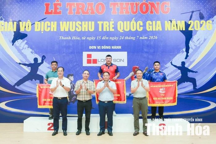 Ban Tổ chức trao cờ nhất, nhì, ba toàn đoàn cho các đơn vị: Hà Nội, TP Hồ Chí Minh và Thanh Hóa.