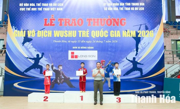 Ban Tổ chức trao giải nhất, nhì, ba nội dung côn thuật nam (nhóm C).