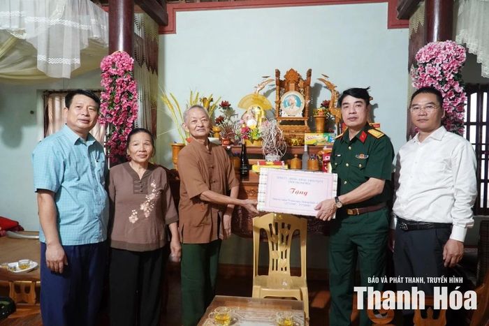 Chỉ huy trưởng Bộ CHQS tỉnh Đinh Bạt Văn và đoàn công tác thăm, trao quà của Tỉnh ủy, HĐND, UBND, Ủy ban MTTQ tỉnh tặng gia đình thương binh Phạm Ngọc Châu, ở xã Xuân Du.