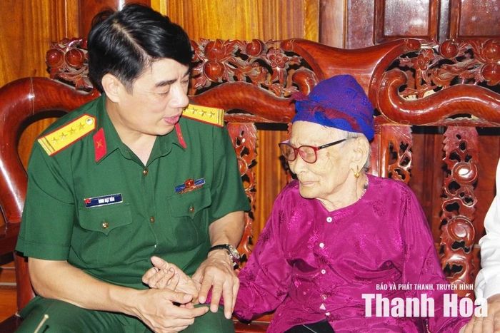 Chỉ huy trưởng Bộ CHQS tỉnh Đinh Bạt Văn thăm hỏi Mẹ Việt Nam Anh hùng Hà Thị Tứ, ở xã Như Xuân.