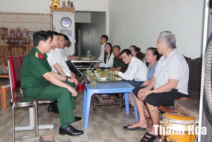 Chỉ huy trưởng Bộ CHQS tỉnh Đinh Bạt Văn và đoàn công tác thăm hỏi ông Lê Quang Hợi, là người nhiễm chất độc hóa học, ở xã Như Xuân.