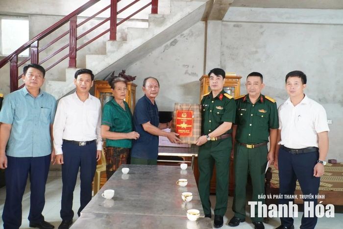 Chỉ huy trưởng Bộ CHQS tỉnh Đinh Bạt Văn và đoàn công tác thăm, trao quà của Tỉnh ủy, HĐND, UBND, Ủy ban MTTQ tỉnh tặng gia đình ông Quách Văn Bình, là người nhiễm chất độc hóa học, ở xã Xuân Du.