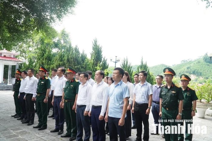 Chỉ huy trưởng Bộ CHQS tỉnh Đinh Bạt Văn cùng các thành viên trong đoàn dâng hoa, dâng hương, tưởng niệm các Anh hùng liệt sĩ tại Nghĩa trang Liệt sĩ Như Xuân.