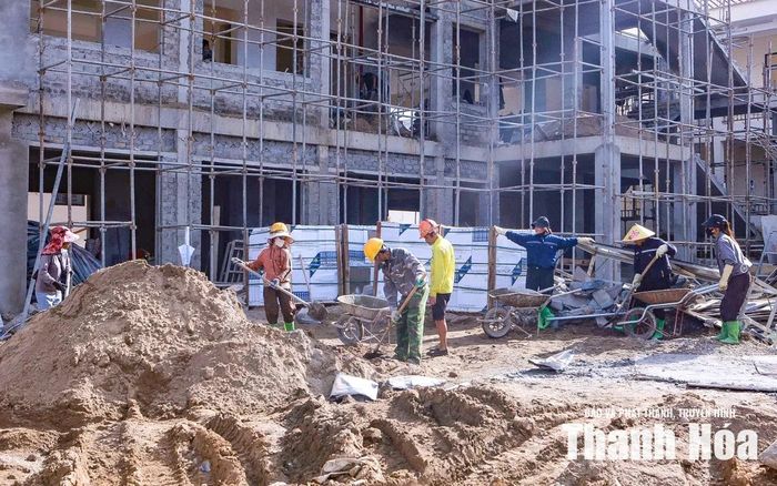 Mỗi ngày nhà thầu huy động hàng trăm công nhân bám công trường, khẩn trương thi công để kịp tiến độ.