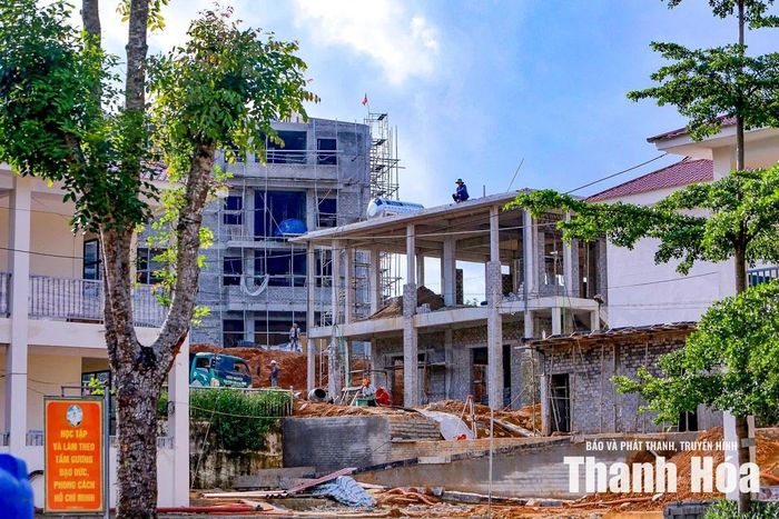 Theo chị Dom, khi các cháu được học nội trú, phụ huynh sẽ yên tâm lao động, sản xuất, không còn phải tất bật đưa đón con mỗi ngày, nhờ đó có thêm thời gian phát triển kinh tế gia đình.