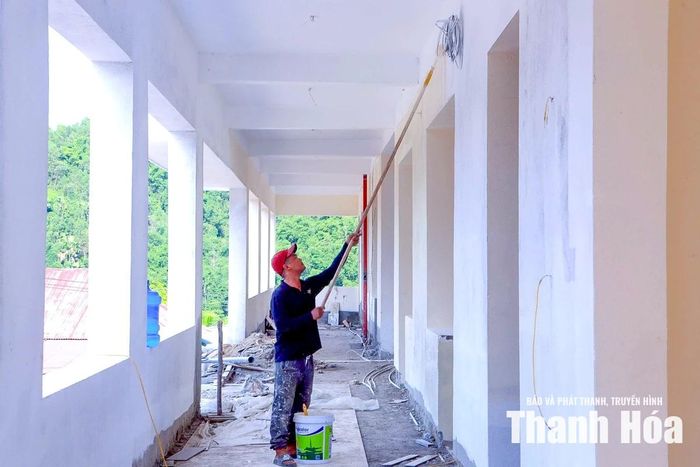 Đối với các hạng mục chính của công trình như phần mái, xây trát, hoàn thiện, ốp lát đều đạt từ 50-65% khối lượng. Hiện nhà thầu đang tích cực tăng ca, kíp đẩy nhanh tiến độ bảo đảm hoàn thành công trình theo đúng tiến độ đã cam kết.