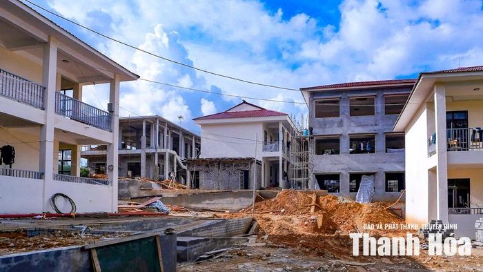 “Sau khoảng thời gian thi công, đến nay dự án đạt khoảng 70% giá trị hợp đồng. Để bảo đảm tiến độ, nhà thầu tổ chức tăng ca, bổ sung nhân lực, chủ động vật tư và triển khai đồng thời 4 mũi thi công”, anh Cường cho biết.