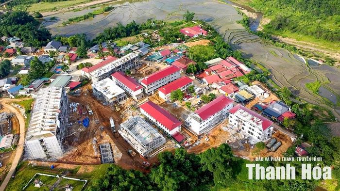 Ngôi trường đang từng ngày một thành hình với những dãy nhà khang trang.