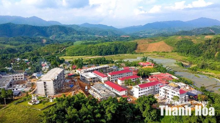 Ngôi trường không chỉ là nơi chắp cánh ước mơ và mang đến môi trường học tập an toàn, đầy đủ cho học sinh vùng biên, mà còn là điểm nhấn về cơ sở hạ tầng khang trang giữa đại ngàn miền Tây xứ Thanh.