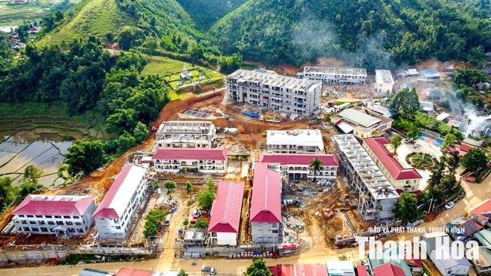 Trường Nội trú liên cấp Tiểu học và THCS Yên Khương xây dựng theo chủ trương đầu tư xây dựng trường học cho các xã biên giới, với quy mô 38 lớp học, đáp ứng nhu cầu học tập cho khoảng 962 học sinh trên địa bàn.