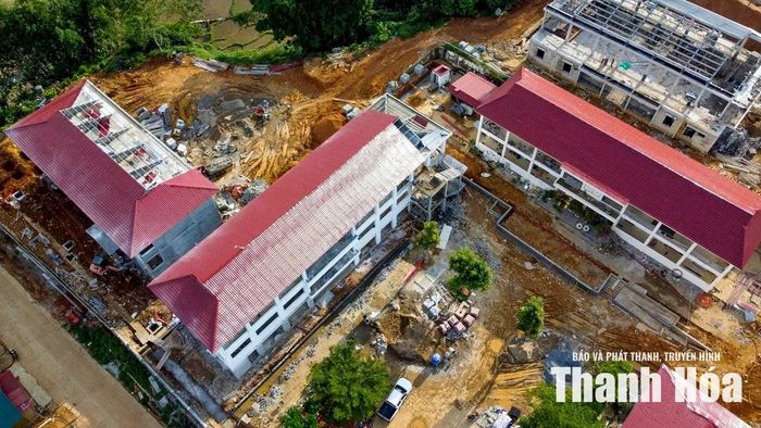 Phần mái các hạng mục nhà lớp học kết hợp khu hiệu bộ và nhà học bộ môn kết hợp thư viện, khu nội trú học sinh đã cơ bản hoàn thiện.