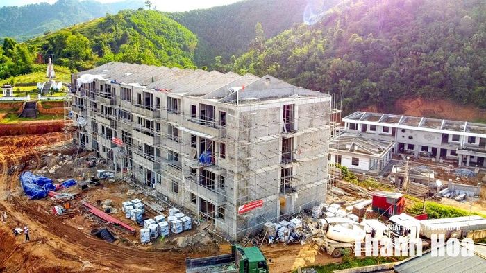 Máy móc, phương tiện được huy động tối đa nhằm hoàn thiện các hạng mục còn dang dở để bàn giao trước năm học mới.