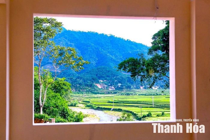 Bên trong một phòng học đã hoàn thiện, nhìn ra là không gian yên bình nơi vùng biên giới Việt - Lào.