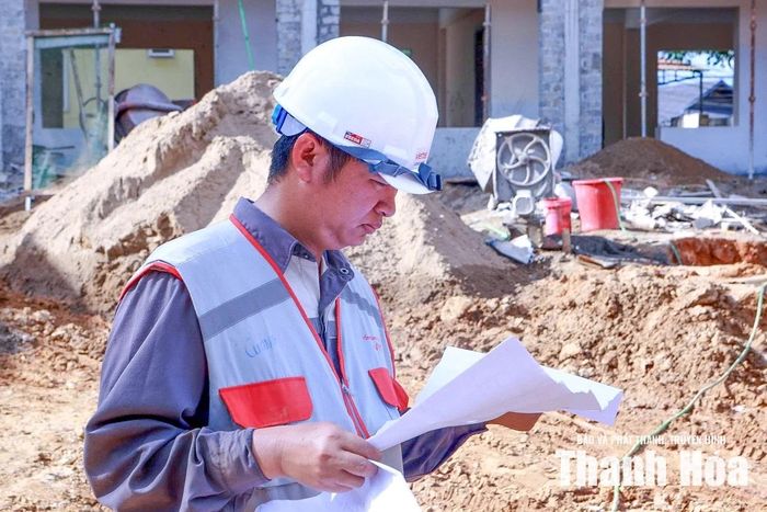 Anh Nguyễn Quốc Cường, cán bộ kỹ thuật công trình Trường Nội trú liên cấp Tiểu học và THCS Yên Khương, cho biết các hạng mục của công trình đang dần hoàn thiện. Nhà thầu luôn theo sát quá trình thi công và tin tưởng ngôi trường sẽ được bàn giao đúng tiến độ, bảo đảm chất lượng theo thiết kế để kịp đón học sinh vào năm học mới.