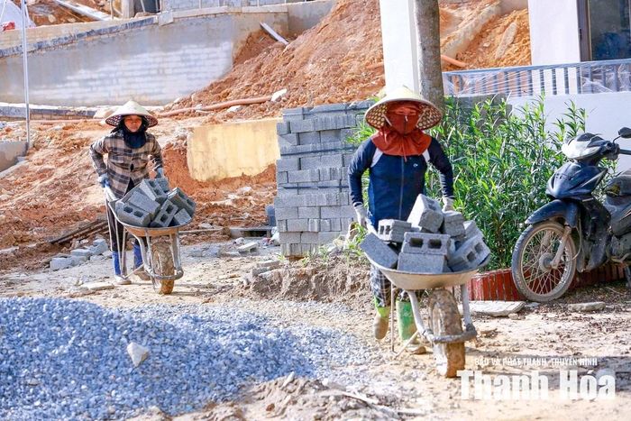 Chị Lò Thị Dom (người phía sau) là công nhân, người ở bản Bôn, xã Yên Khương, cho biết nhiều phụ huynh đang mong ngôi trường sớm hoàn thành, đưa vào hoạt động để con em được học tập trong môi trường khang trang, đầy đủ cơ sở vật chất.