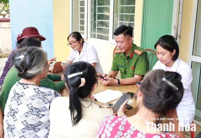 Công an xã Thiệu Hóa phục vụ người dân trong thực hiện các thủ tục về căn cước và định danh điện tử.