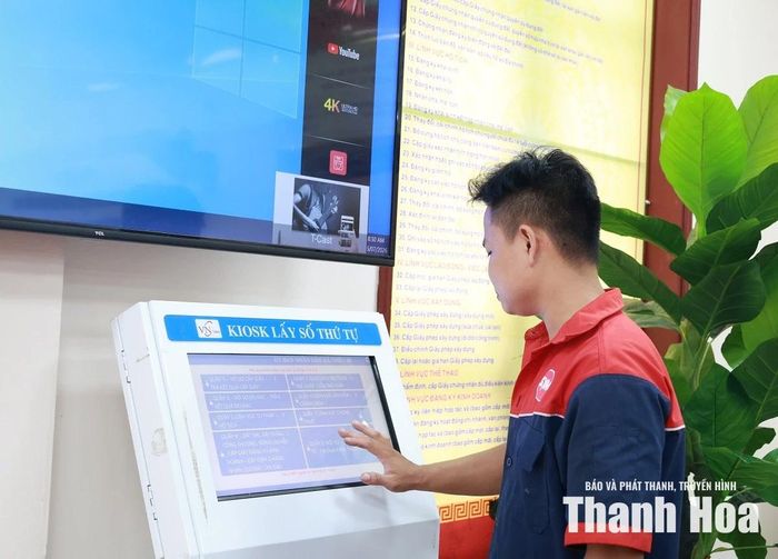Ứng dụng công nghệ trong giải quyết thủ tục hành chính giúp người dân tiếp cận dịch vụ công nhanh chóng, thuận tiện.
