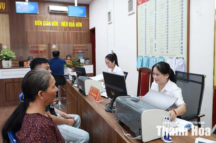 Cán bộ Trung tâm Phục vụ hành chính công hướng dẫn, hỗ trợ người dân hoàn thiện thủ tục hành chính.
