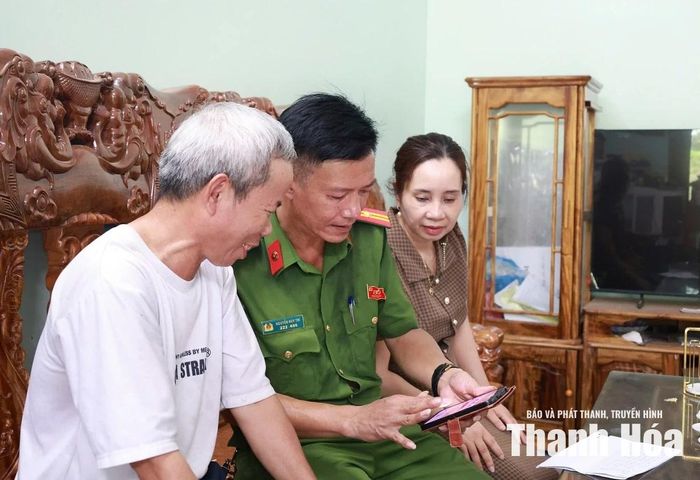 Công an xã Thiệu Hóa đến tận nhà dân để hỗ trợ các thủ tục về căn cước và định danh điện tử.