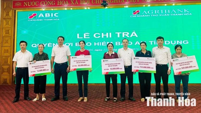 ABIC Thanh Hóa phối hợp với Agribank Thọ Xuân chi trả bảo an tín dụng cho các khách hàng không may gặp rủi ro.