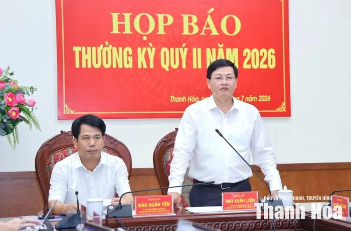Trưởng Ban Tuyên giáo và Dân vận Tỉnh ủy Đào Xuân Yên và Phó Chủ tịch Thường trực UBND tỉnh Mai Xuân Liêm đồng chủ trì họp báo.