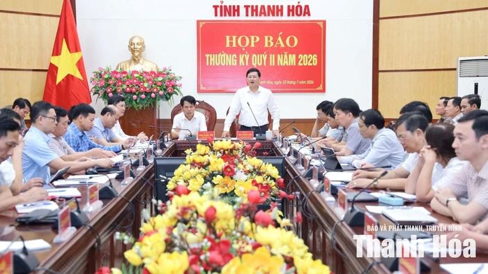 Phó Chủ tịch Thường trực UBND tỉnh Mai Xuân Liêm phát biểu tại hội nghị.