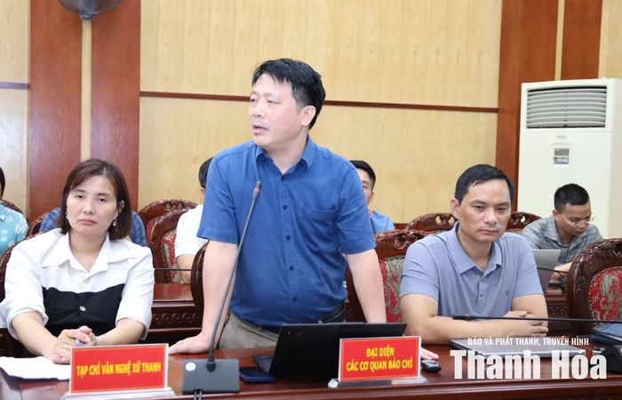 Phóng viên Báo Lao động phát biểu tại họp báo.