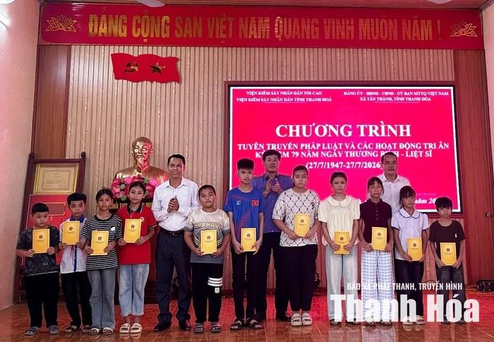 Ban Tổ chức trao quà cho các em học sinh có hoàn cảnh đặc biệt khó khăn vươn lên trong học tập.