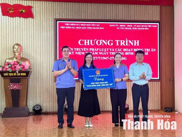 Ban Tổ chức trao biển tượng trưng công trình thanh niên “Tuyến đường năng lượng mặt trời” cho xã Tân Thành.