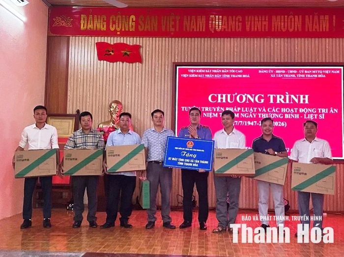 Ban Tổ chức trao 7 bộ máy tính tặng 7 thôn của xã Tân Thành.